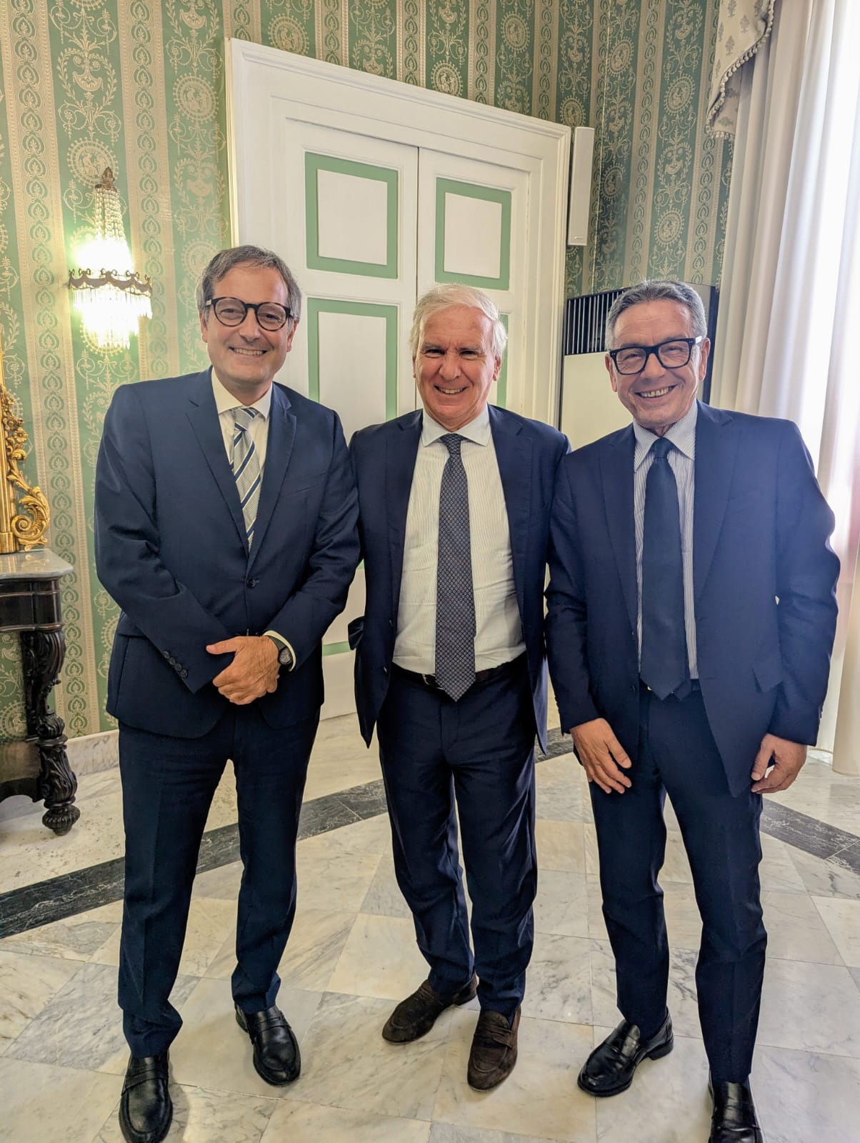 Da sinistra il Sindaco di Bisceglie Angelantonio Angarano il Prefetto Maurizio Falco Commissario del Governo e il sindaco di Brindisi Giuseppe Marchionna Da sinistra il Sindaco di Bisceglie Angelantonio Angarano il Prefetto Maurizio Falco Commissario del Governo e il sindaco di Brindisi Giuseppe Marchionna