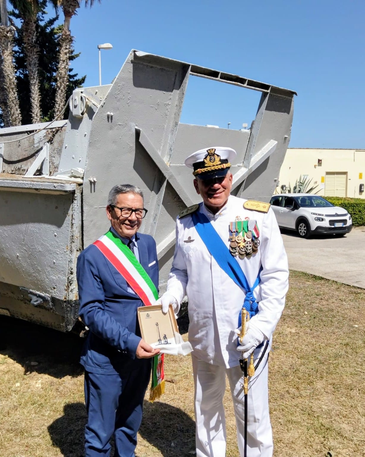 Il ringraziamento del sindaco al contrammiraglio Grazioso Il ringraziamento del sindaco al contrammiraglio Grazioso