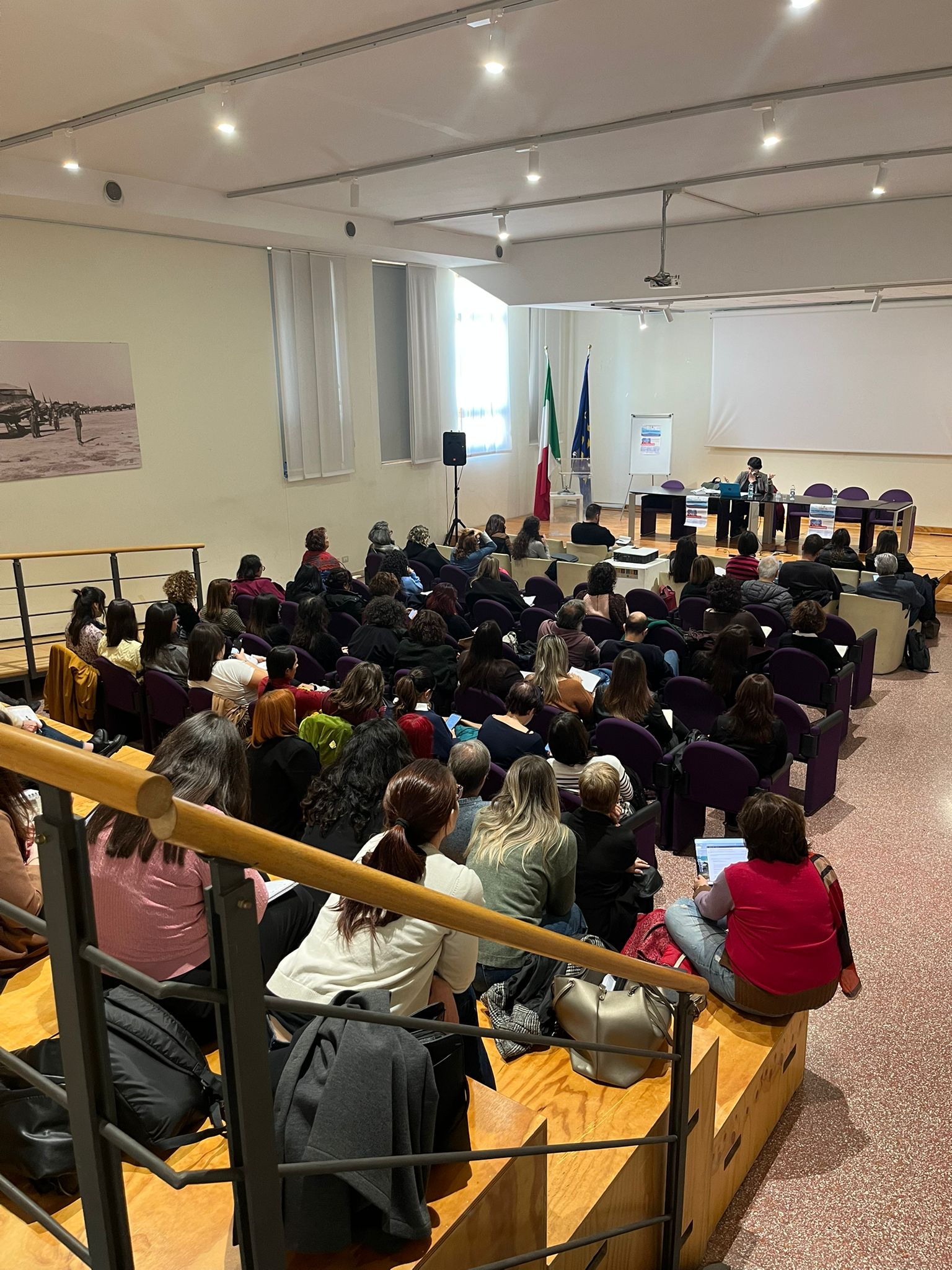 Oltre i confini – comprendere e gestire i percorsi dei cittadini stranieri e dei richiedenti asilo